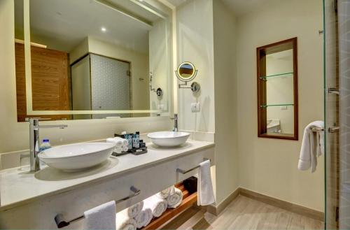 Royalton Antigua Junior Suite Bay View 0002